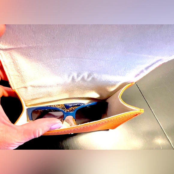 Tory Burch Case & Sunnies-Gradient black/blue - Picture 10 of 11